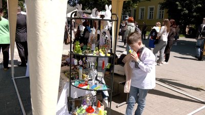 Солодощі та вироби ручної роботи: у Вінниці збирали гроші для ЗСУ Солодощі та вироби ручної роботи: у Вінниці збирали гроші для ЗСУ