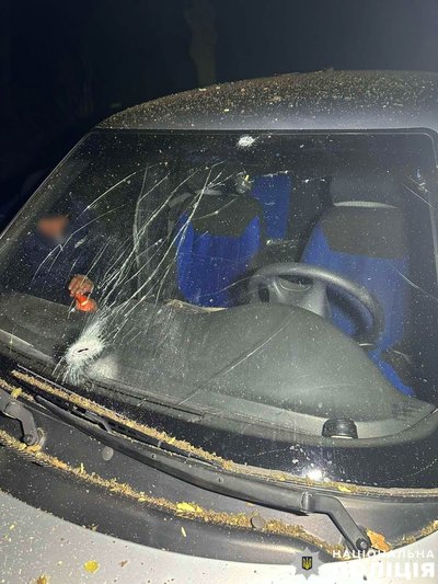 Херсонщина, розбите скло в автівці внаслідок російських обстрілів Херсонщина, розбите скло в автівці внаслідок російських обстрілів