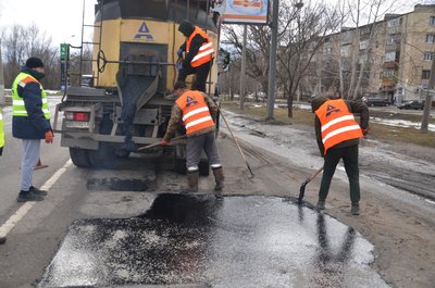латають ями на дорогах державного значення на Харківщині латають ями на дорогах державного значення на Харківщині