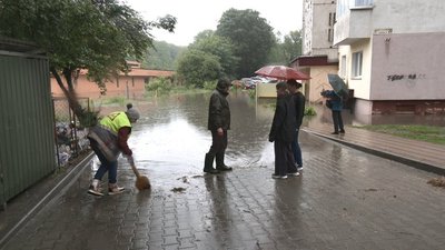 підтоплення, затоплена вулиця, стічні води підтоплення, затоплена вулиця, стічні води