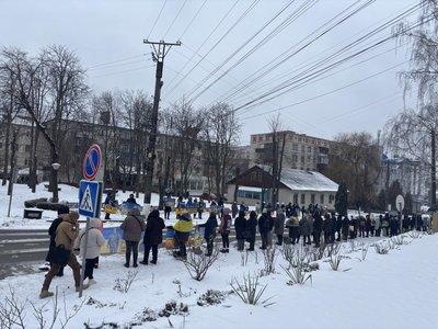 "Стоятимемо доти, доки не знайдемо кожного": на Хмельниччині провели акцію на підтримку зниклих безвісти та полонених "Стоятимемо доти, доки не знайдемо кожного": на Хмельниччині провели акцію на підтримку зниклих безвісти та полонених