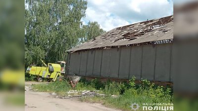 Росіяни з дрона та артилерії атакували два села в прикордонні Чернігівщини: поранені двоє людей Росіяни з дрона та артилерії атакували два села в прикордонні Чернігівщини: поранені двоє людей