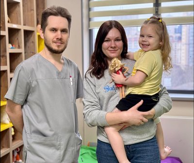 "З руки звисали майже відірвані пальчики": історія 3-річної Саші, яка пережила удар по Сумах "З руки звисали майже відірвані пальчики": історія 3-річної Саші, яка пережила удар по Сумах