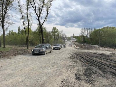 У Малині на Житомирщині відновили рух переправою, яку розмивало – переправу продовжують облаштовувати У Малині на Житомирщині відновили рух переправою, яку розмивало – переправу продовжують облаштовувати