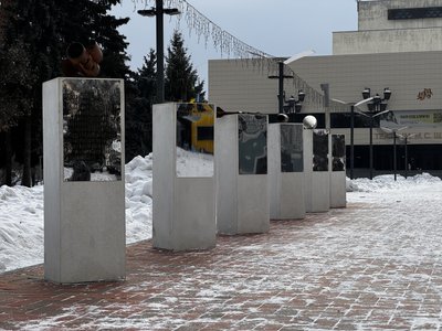 Кожна насічка — ракета, яка атакувала це місто. У Сумах відкрилася виставка про війну Кожна насічка — ракета, яка атакувала це місто. У Сумах відкрилася виставка про війну
