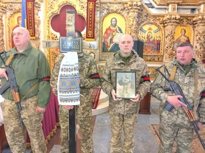 У Полтаві попрощалися із чотирма воїнами, які загинули під час захисту України У Полтаві попрощалися із чотирма воїнами, які загинули під час захисту України