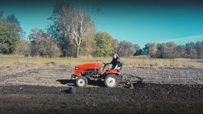 Єдина дівчина в групі: студентка з Ніжина вчиться керувати трактором, щоб розвивати власний агробізнес Єдина дівчина в групі: студентка з Ніжина вчиться керувати трактором, щоб розвивати власний агробізнес
