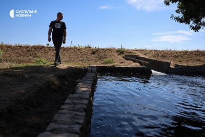 Голова фермерського господарства у Білозерському районі Максим Максимов біля каналу зрошувальної системи. Херсонщина, липень 2025 року