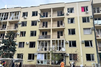 Вигорілі автівки та пошкоджені будинки: фото наслідків третьої поспіль російської атаки БпЛА по Одесі та передмістю