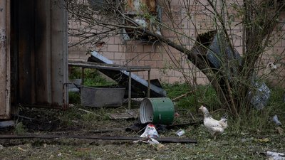 "Курочки, на жаль, загинули": у Чернігові російська ракета влучила у завод "Поліські курчата" "Курочки, на жаль, загинули": у Чернігові російська ракета влучила у завод "Поліські курчата"
