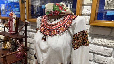 Сорочка у колекції вишитих сорочок та строїв переселенки з Бахмута Світлани Кравченко Дніпропетровська область 14 листопада 2025 рік Сорочка у колекції вишитих сорочок та строїв переселенки з Бахмута Світлани Кравченко Дніпропетровська область 14 листопада 2025 рік
