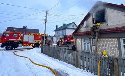 Під час гасіння пожежі у Дубні на Рівненщині вогнеборці виявили тіло жінки Під час гасіння пожежі у Дубні на Рівненщині вогнеборці виявили тіло жінки