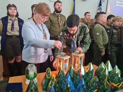 Житомирські пластуни принесли Вифлеємський вогонь на сесію міської ради Житомирські пластуни принесли Вифлеємський вогонь на сесію міської ради