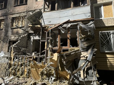 Наслідки обстрілу Дніпровського району Херсона: що розповіли очевидці Наслідки обстрілу Дніпровського району Херсона: що розповіли очевидці