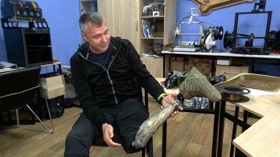 Перероблюючи пластикові пляшки, волонтери у Чернігові друкують на 3D-принтері накладки для протезів Перероблюючи пластикові пляшки, волонтери у Чернігові друкують на 3D-принтері накладки для протезів
