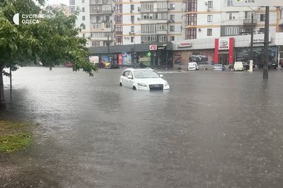 Негода в Одесі: частина електротранспорту не курсує, рух на дорогах ускладнений Негода в Одесі: частина електротранспорту не курсує, рух на дорогах ускладнений