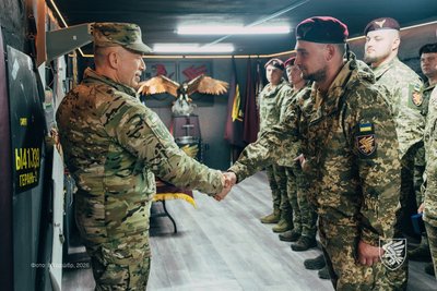 Головнокомандувач ЗСУ Олександр Сирський нагородив десантників житомирської 95-ї бригади Головнокомандувач ЗСУ Олександр Сирський нагородив десантників житомирської 95-ї бригади