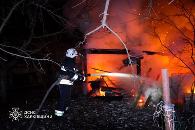 Рятувальник гасить пожежу, що виникла внаслідок удару РФ по Шевченківському району Харкова, 10 березня 2026 року Рятувальник гасить пожежу, що виникла внаслідок удару РФ по Шевченківському району Харкова, 10 березня 2026 року