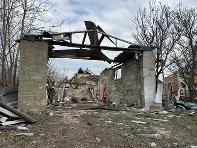 “Повилітало все. Ми у ванну заховалися”. Жителі Майдану лагодять зруйновані будинки після обстрілу і виїжджають “Повилітало все. Ми у ванну заховалися”. Жителі Майдану лагодять зруйновані будинки після обстрілу і виїжджають