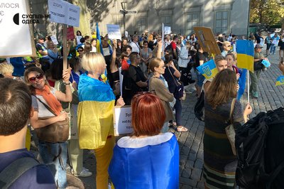 Понад місяць одесити виходять на пікет проти тендерів та закликають віддати гроші на ЗСУ Понад місяць одесити виходять на пікет проти тендерів та закликають віддати гроші на ЗСУ