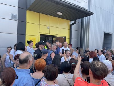 "При такій спеці скоро почнуться інфекції, холера". У Кам'янському проходить мітинг за перегляд графіків відключень "При такій спеці скоро почнуться інфекції, холера". У Кам'янському проходить мітинг за перегляд графіків відключень