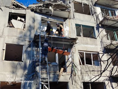 У Добропіллі через удар РФ обвалилася багатоповерхівка: один із травмованих помер по дорозі до лікарні У Добропіллі через удар РФ обвалилася багатоповерхівка: один із травмованих помер по дорозі до лікарні