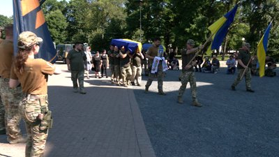 Повернувся з полону "на щиті": на Чернігівщині попрощалися зі штаб-сержантом 3-ї ОШБр Олександром Горловим Повернувся з полону "на щиті": на Чернігівщині попрощалися зі штаб-сержантом 3-ї ОШБр Олександром Горловим