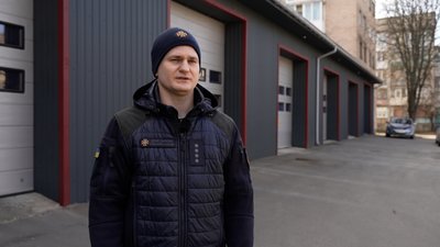 "Можна ще машиною їздити": що кажуть рибалки у Чернігові, які ловлять рибу на кризі у +12ºС "Можна ще машиною їздити": що кажуть рибалки у Чернігові, які ловлять рибу на кризі у +12ºС