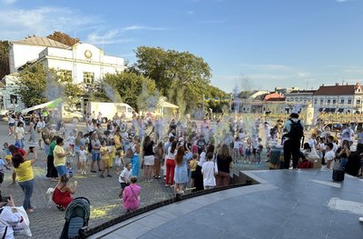 Синьо-жовті фарби: в Ужгороді відбувся патріотичний холі-фест Синьо-жовті фарби: в Ужгороді відбувся патріотичний холі-фест