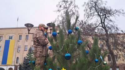 "Кіровоградщина серцем з вами": у Кропивницькому встановили й прикрасили 12 сосен до новорічно-різдвяних свят "Кіровоградщина серцем з вами": у Кропивницькому встановили й прикрасили 12 сосен до новорічно-різдвяних свят