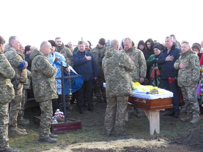 На Одещині простились з 28-річним десантником, який загинув у Луганській області На Одещині простились з 28-річним десантником, який загинув у Луганській області