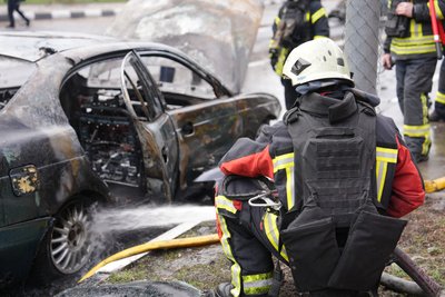 Рятувальник гасить авто Рятувальник гасить авто