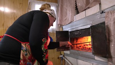 "Наша ковбаса — це наша підтримка": волонтерки з Рівненщини готують домашню ковбасу для військових "Наша ковбаса — це наша підтримка": волонтерки з Рівненщини готують домашню ковбасу для військових