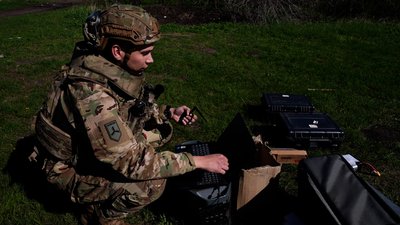 Оператор комплексу "Сич" 12 бригади "Азов" на позивний "Порту" розпаковує літак Донецька область 19 квітня 2025 рік Оператор комплексу "Сич" 12 бригади "Азов" на позивний "Порту" розпаковує літак Донецька область 19 квітня 2025 рік