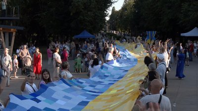 "Нитка єднання — теплий прапор України": у Луцьку відбувся наймасовіший арттерапевтичний захід із в'язання "Нитка єднання — теплий прапор України": у Луцьку відбувся наймасовіший арттерапевтичний захід із в'язання