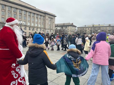 Солодощі від Миколая: у Черкасах дітям полонених та зниклих безвісти вручили подарунки Солодощі від Миколая: у Черкасах дітям полонених та зниклих безвісти вручили подарунки