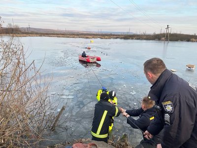 У місті Хуст двоє чоловіків провалились у воду: один вибрався, але не зміг самостійно витягнути товариша У місті Хуст двоє чоловіків провалились у воду: один вибрався, але не зміг самостійно витягнути товариша