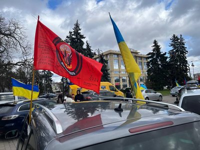 У Луцьку влаштували автопробіг на підтримку військовополонених У Луцьку влаштували автопробіг на підтримку військовополонених