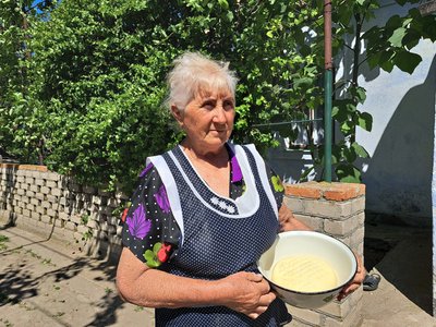 Жителька села Безводне Євгенія показує продукт з молока, 24 травня 2024 року Жителька села Безводне Євгенія показує продукт з молока, 24 травня 2024 року