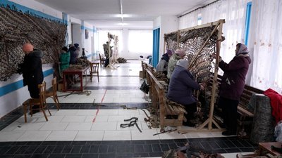 "Дуже хочемо, щоб швидше була перемога": на Вінниччині волонтери плетуть на фронт маскувальні сітки "Дуже хочемо, щоб швидше була перемога": на Вінниччині волонтери плетуть на фронт маскувальні сітки