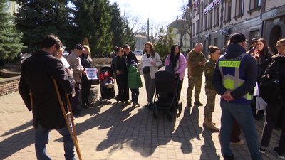 "Єдине місце, де вони мають безпеку": батьки дітей із садочку №16 прийшли до депутатів із вимогою не закривати заклад