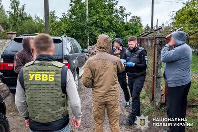 Чоловіка підозрюють у переправленні за держкордон двох військовозобов’язаних за 24 тис. доларів США на Рівненщині Чоловіка підозрюють у переправленні за держкордон двох військовозобов’язаних за 24 тис. доларів США на Рівненщині