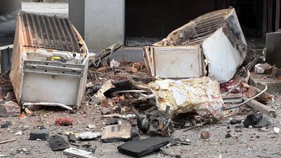 Речі, які викинули із пошкодженого балкону Речі, які викинули із пошкодженого балкону