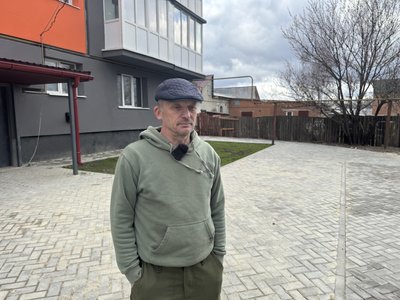 "Я тут олігарх — один на 60 квартир живу": історії мешканців розстріляної п’ятиповерхівки в Тростянці