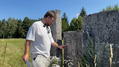 На одній з мацев можна побачити книжкову шафу На одній з мацев можна побачити книжкову шафу