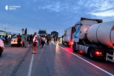 Під Одесою жителі села перекрили трасу Одеса-Рені: у чому причина Під Одесою жителі села перекрили трасу Одеса-Рені: у чому причина