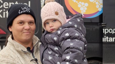 Місцева жителька Наталія разом із донькою під час отримання гуманітарної допомоги Місцева жителька Наталія разом із донькою під час отримання гуманітарної допомоги