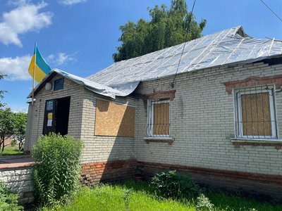 Пошкоджені будівлі та OSB-листи замість вікон: як живе село Самотоївка на Сумщині після обстрілів Пошкоджені будівлі та OSB-листи замість вікон: як живе село Самотоївка на Сумщині після обстрілів