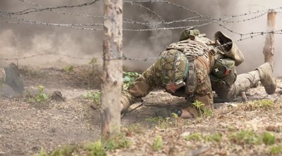 Крізь бруд, дим і "колючку": як на Черкащині готують новобранців нацгвардії на смузі перешкод Крізь бруд, дим і "колючку": як на Черкащині готують новобранців нацгвардії на смузі перешкод