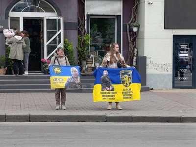 "Я дуже шкодую, що не сказала, що люблю його": у Хмельницькому відбулась 146 акція "Поверніть Героїв з полону" "Я дуже шкодую, що не сказала, що люблю його": у Хмельницькому відбулась 146 акція "Поверніть Героїв з полону"